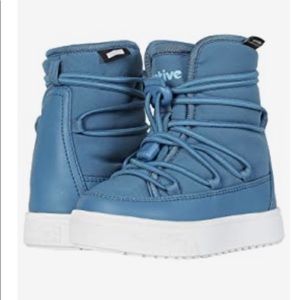 Native Shoes Chamonix boots size 8 Depth Blue shell white